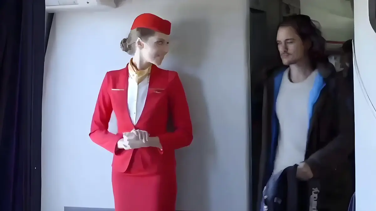 《私人航空》-1080P高清法国浪漫喜剧全网免费观看-《私人航空》20岁年龄差空中邂逅，打破偏见的甜蜜反击！