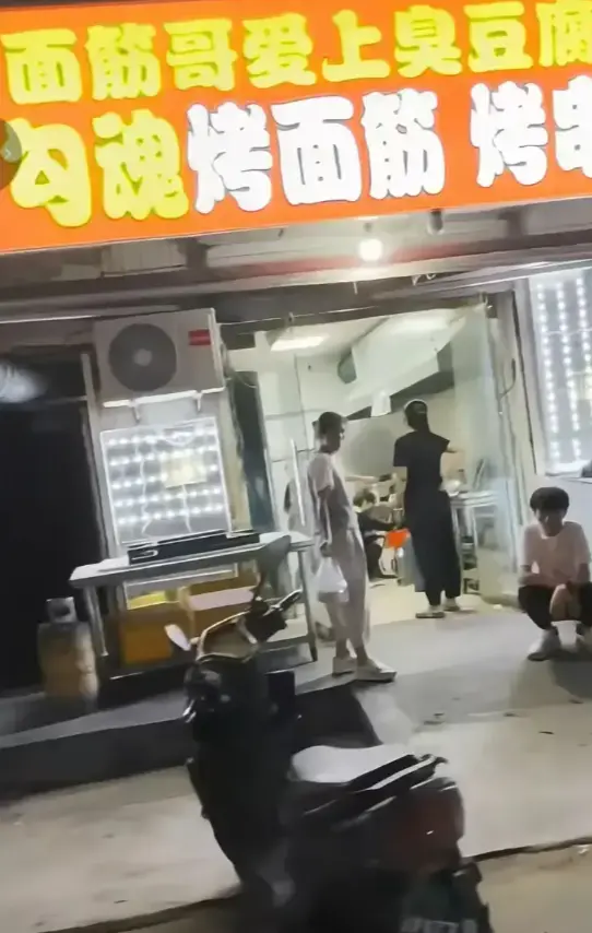 《安平勾魂面筋哥丈母娘事件》1个1080P无删减版 街头名场面太震撼+拆台丈母娘剧情超抓心！【深度揭秘】安平勾魂面筋哥丈母娘事件真实后续！ 