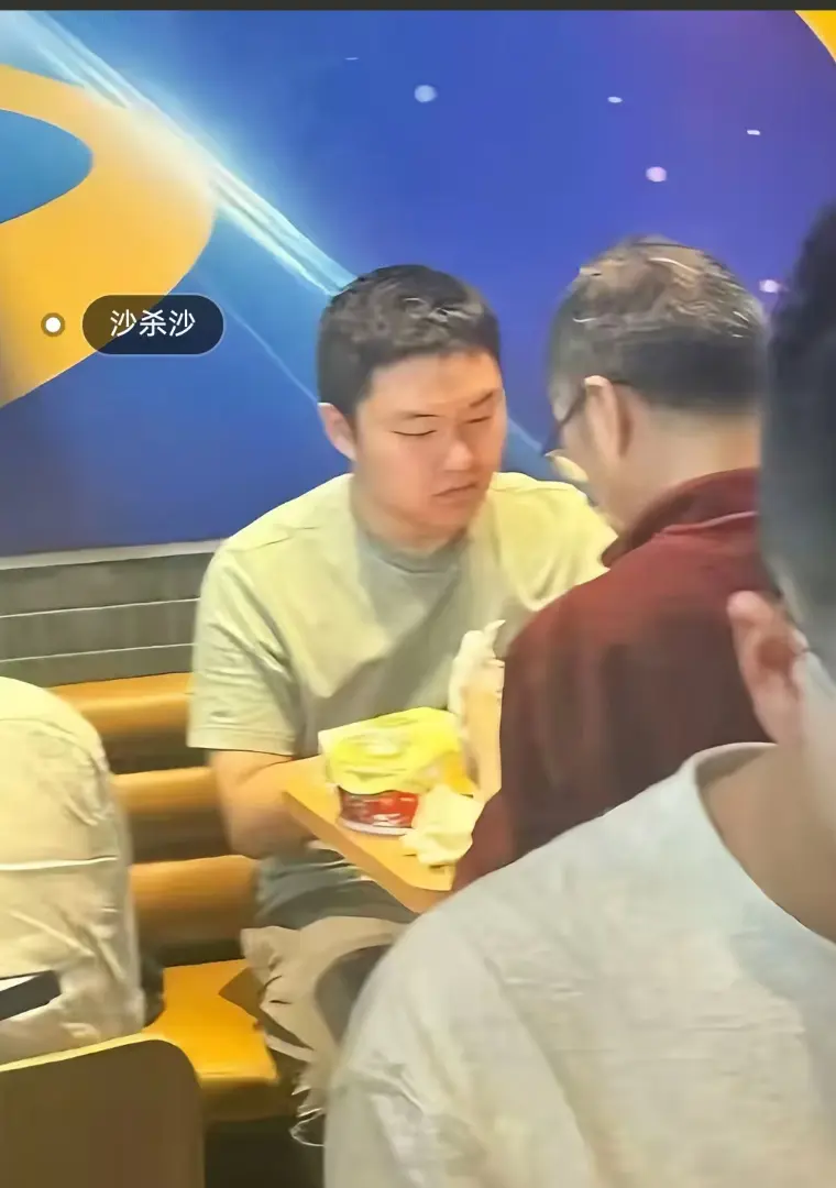 《沙哥砸门视频》《老师请沙哥吃汉堡哥视频》