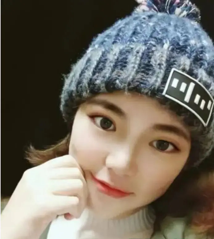女法官刘亚格时间管理大师身份曝光！坐拥豪车名表，一天连战三位男友，刘亚格事件持续引发关注！