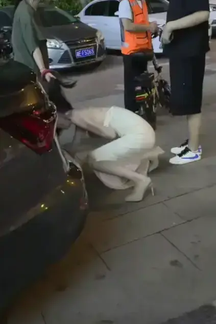 太可怕！《白衣女子被抓头发跳河》视频流出，白衣女子被当街扯发推入河中，现场目击者讲述详情，高清完整观看！