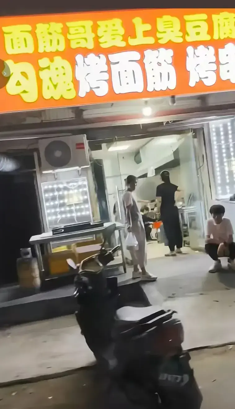免费无广告在线观看《安平面筋哥夫妻恩怨》，全片高清回放，深挖安平面筋哥母女冲突，掌握夫妻恩怨最新进展