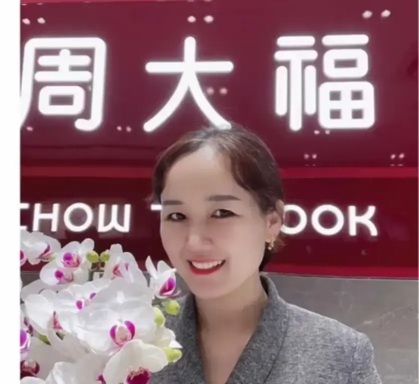 《周大福盐城射阳门店事件》来袭，一拖三事件现场直击不容错过