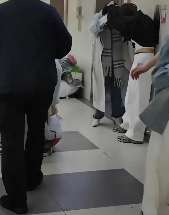 杭州四季青荣荣服饰原视频高清无删减-《杭州四季青荣荣服饰原视频》二姐被枕边人出卖全剧情