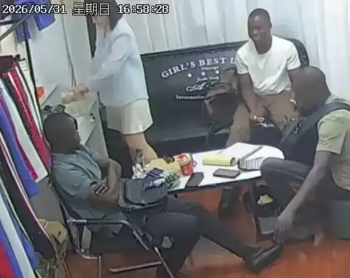 《三个黑人买衣服》事件高清全记录公开-美女老板娘发声回应社会热点-HD版《三个黑人买衣服》流畅无广告在线看