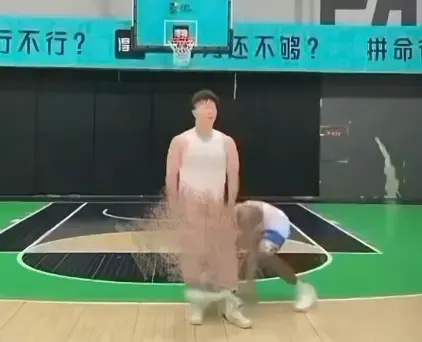 《牛教练的裤子》黑哥不讲武德偷袭牛教练，裤子被扯下太搞笑！