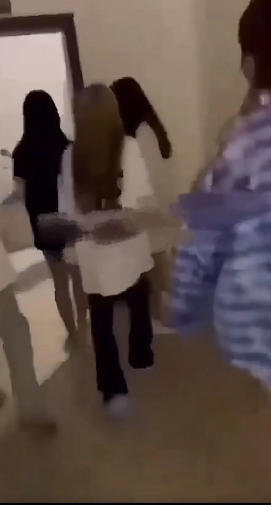 全网热搜《四川高中女厕所争夺战》，完整版原视频免费看，体验紧张刺激的厕所保卫战！《四川高中女厕所争夺战》不容错过！