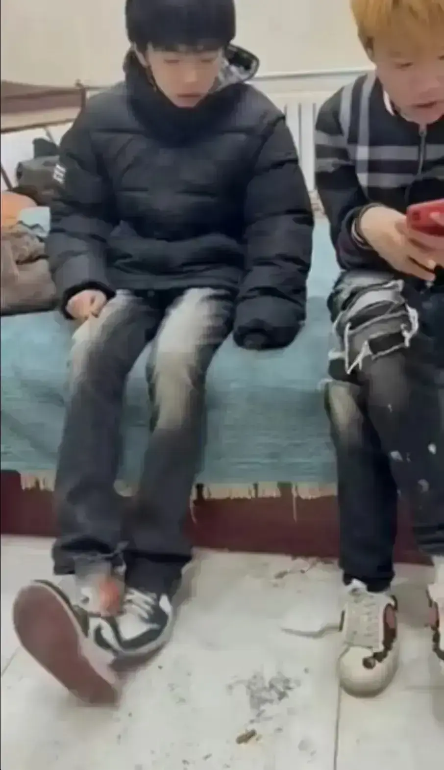 想看《轻奢二人组事件》校园热门黑料？视频全过程无广告在线观看，1080P高清画质，完整呈现轻奢二人组事件